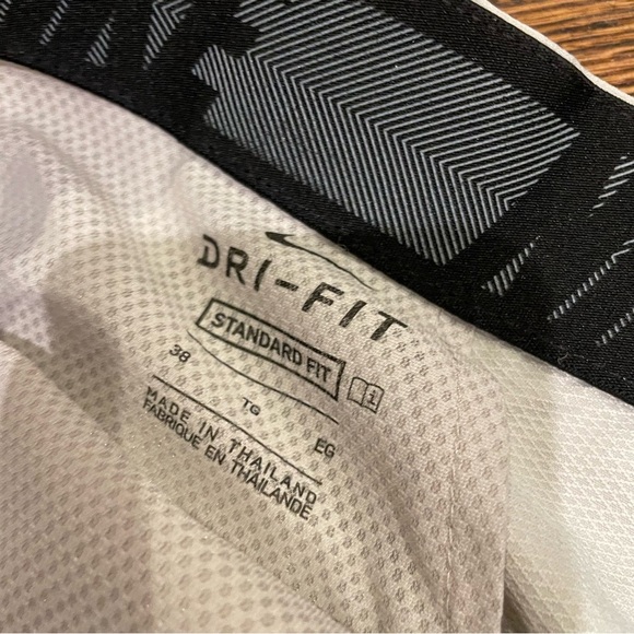 Nike Golf Men's Classic Gray/Beige Shorts - Picture 3 of 5